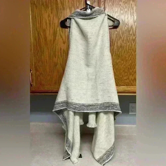 Gorgeous Boho Express Sleeveless Ponco‎ - Picture 2 of 4